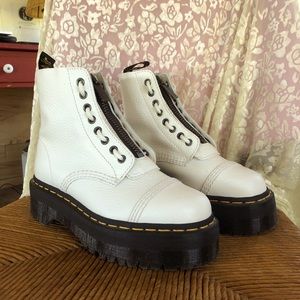 SINCLAIR WOMENS LEATHER PLATFORM BOOTS / worn once
